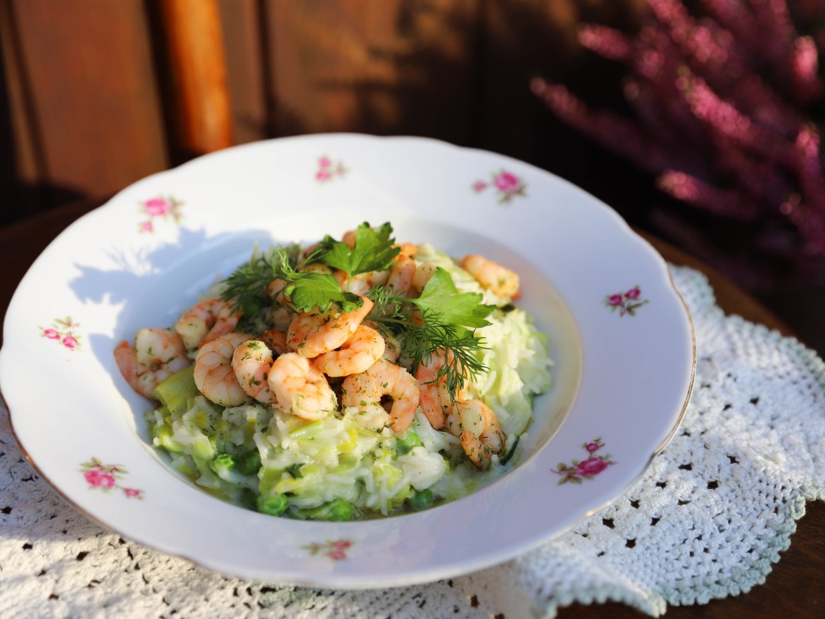 Rijst met prei, erwten en garnalen